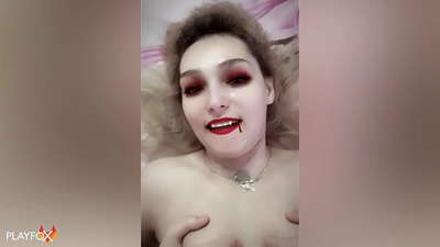 Ivan Helsing se culcă din greu cu o vampiroaică sexy și se termină pe fundul ei