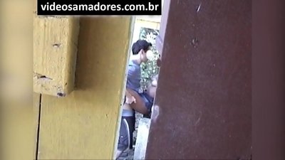 Voyeur filmează un cuplu tânăr care se regulează până când descoperă înregistrarea video