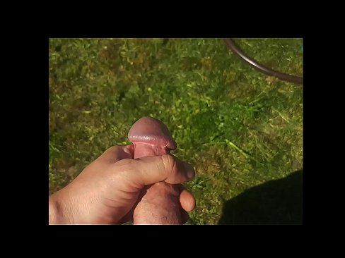 ❤️ O bunăciune fierbinte își face sex cu păsărica roz și ejaculează cu un squirt într-o grădină de vară ❤️ at us ro.mysexgamer.ru ☑