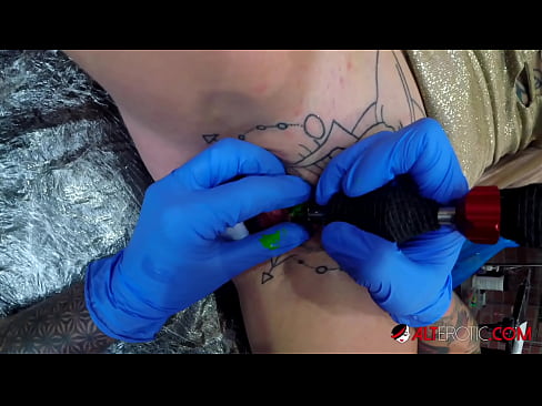 ❤️ Sully Savage, o bunăciune extrem de tatuată, și-a făcut un tatuaj pe clitorisul ei ❤️ at us ro.mysexgamer.ru ☑